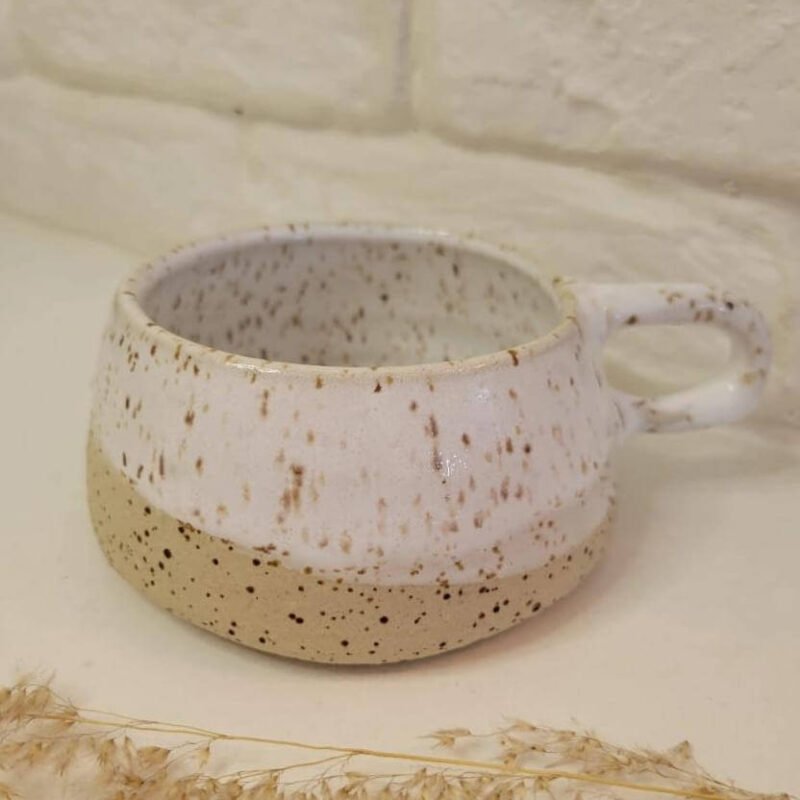 caneca branco e tabaco com pintas