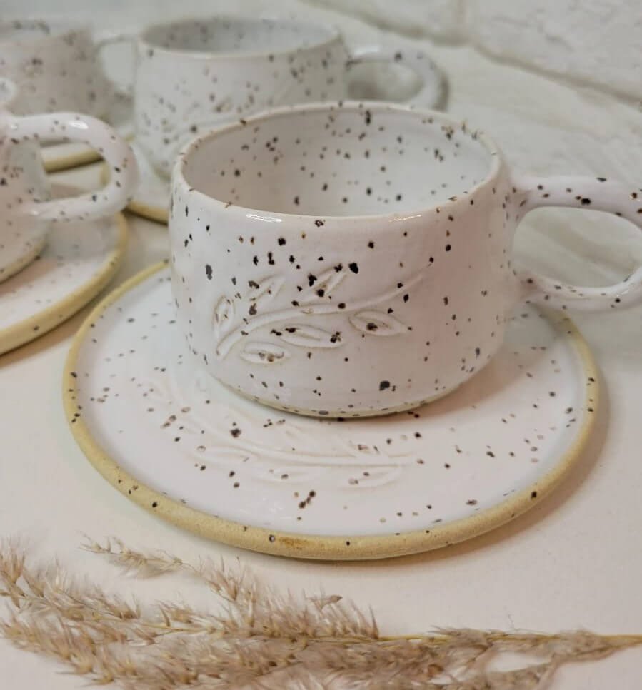 Kit Café — Xícara, Pires e Coador com Folhas Escavadas